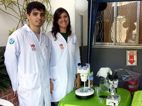 Os estudantes Gustavo Paim e Karina Serafim do curso de Cincias Biolgicas - foto: Unifeso